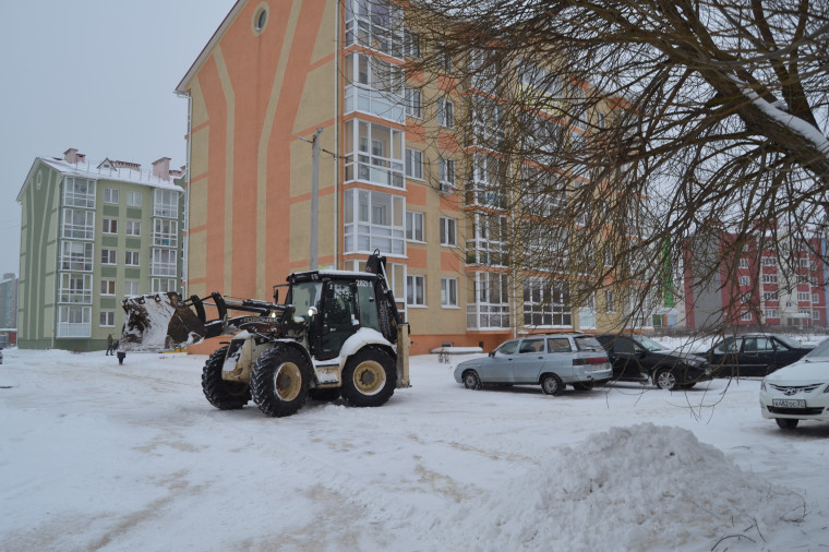 Продолжается расчистка от снега придомовых территорий многоквартирных домов.
