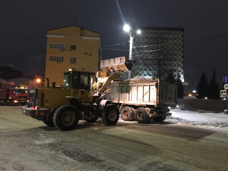 В ночь с 13 на 14 декабря в работах по уборке города от снега были задействованы свыше 50 единиц спецтехники.