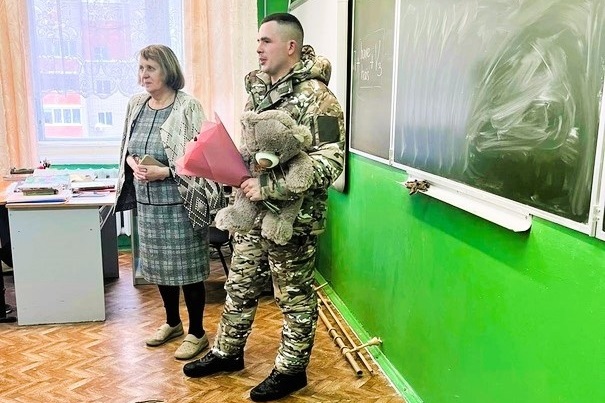 Участник СВО побывал с дружеским визитом в ивановской школе №61.
