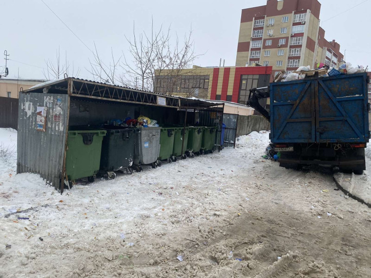 Переполненную контейнерную площадку в Авдотьино очистили.