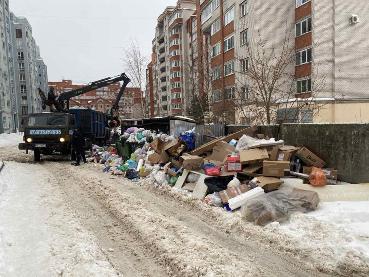 Переполненную контейнерную площадку в Авдотьино очистили.
