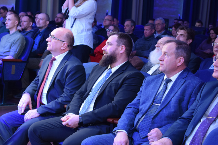 Владимир Шарыпов поздравил энергетиков с профессиональным праздником.