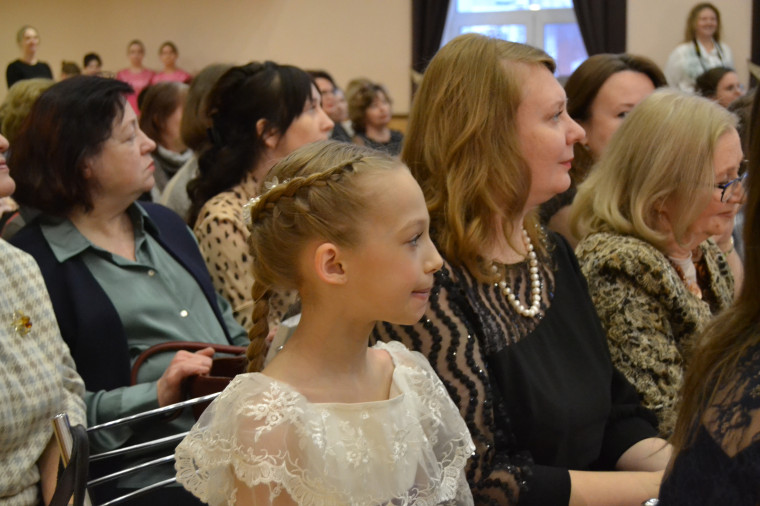 В областном центре вручили награды юным дарованиям и их педагогам.