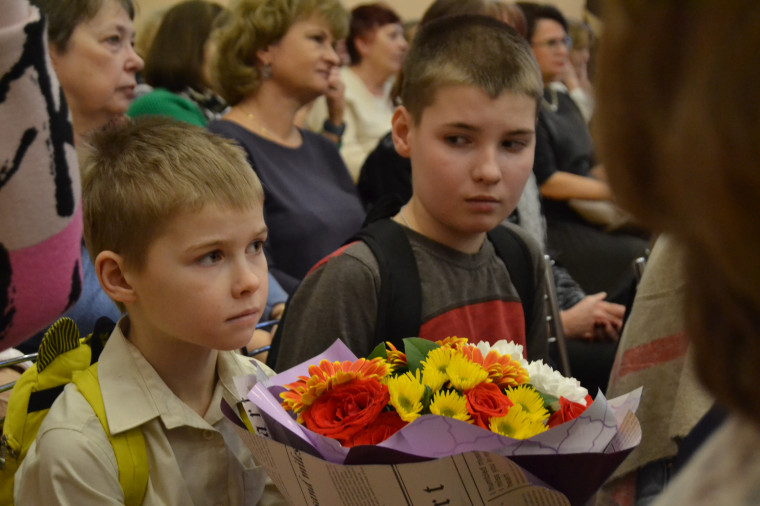 В областном центре вручили награды юным дарованиям и их педагогам.