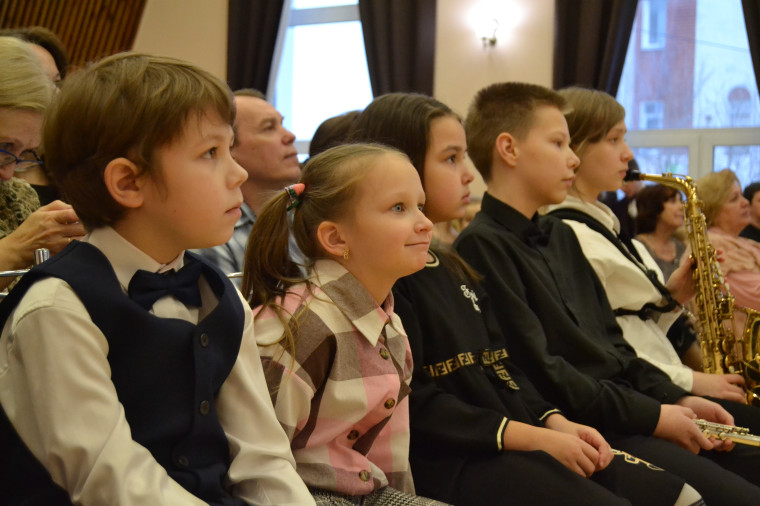 В областном центре вручили награды юным дарованиям и их педагогам.