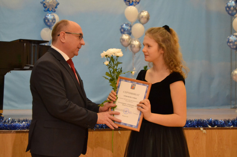 В областном центре вручили награды юным дарованиям и их педагогам.