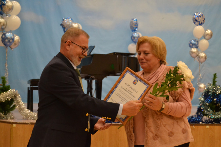 В областном центре вручили награды юным дарованиям и их педагогам.