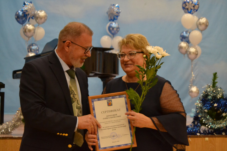 В областном центре вручили награды юным дарованиям и их педагогам.