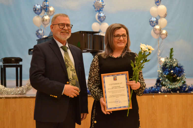 В областном центре вручили награды юным дарованиям и их педагогам.