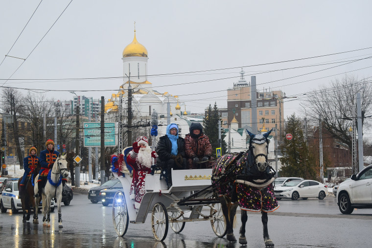 Ивановцы встретили Деда Мороза и Снегурочку.