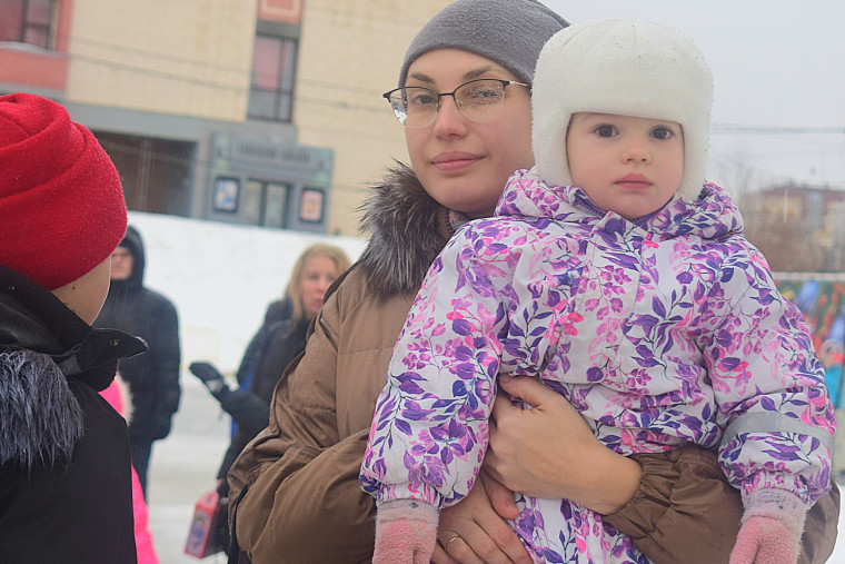 Ивановцы встретили Деда Мороза и Снегурочку.