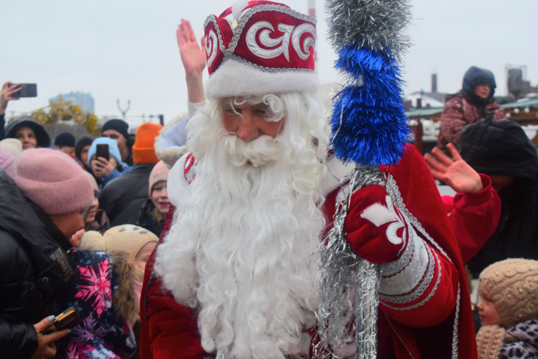 Ивановцы встретили Деда Мороза и Снегурочку.