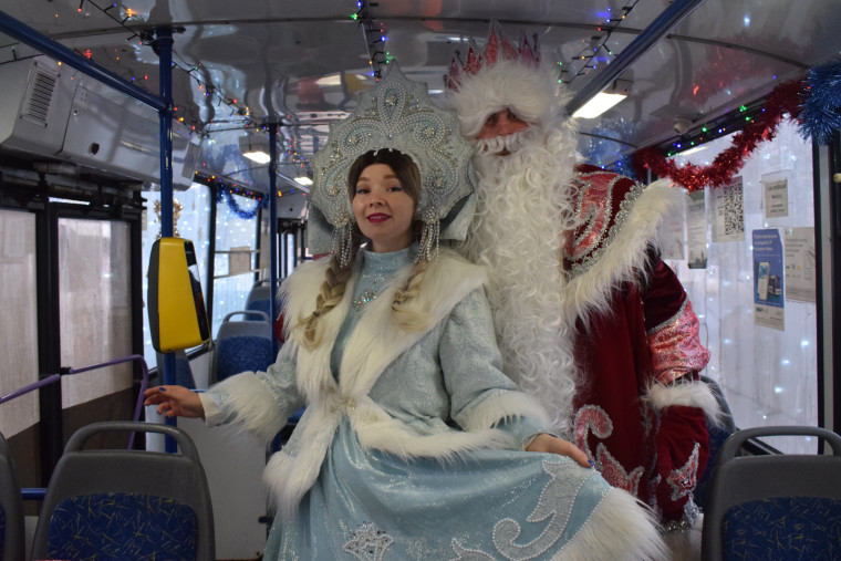 Дед Мороз и Снегурочка ждут пассажиров ивановского троллейбуса.