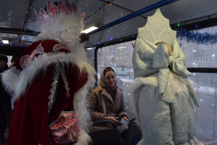 Дед Мороз и Снегурочка ждут пассажиров ивановского троллейбуса.