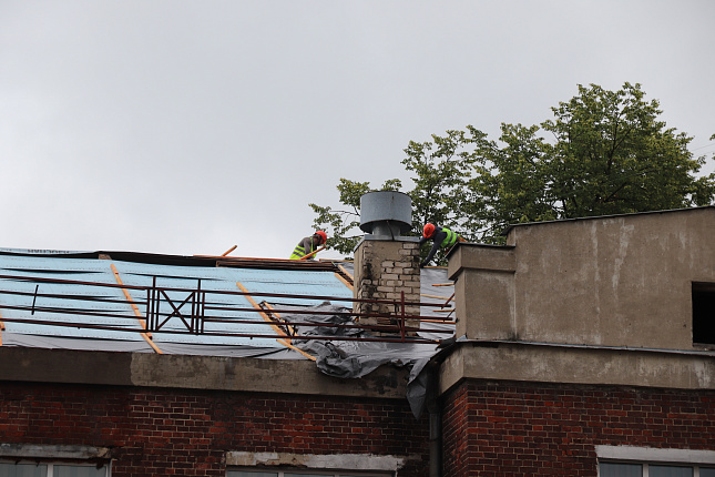 В двух школах города меняют кровлю.