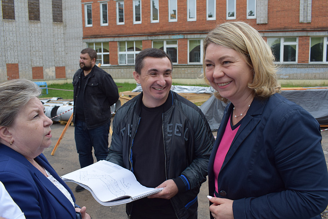 В двух школах города меняют кровлю.