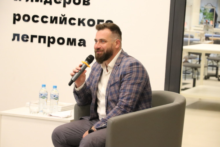 Владимир Шарыпов встретился с выпускниками IT-школы.