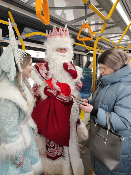 Дед Мороз и Снегурочка поздравляют пассажиров ивановского троллейбуса.