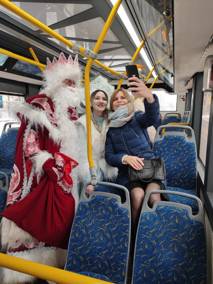 Дед Мороз и Снегурочка поздравляют пассажиров ивановского троллейбуса.