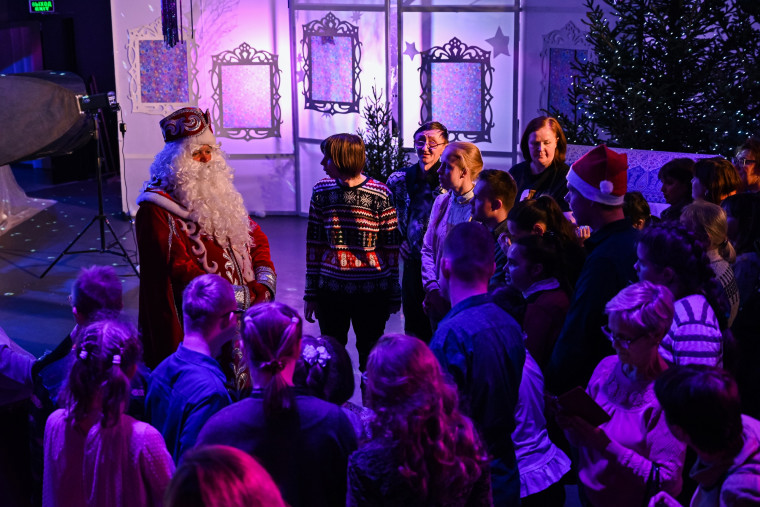 Участники проекта "Уникальные люди" побывали на спецпоказе новогоднего спектакля "Золушка".