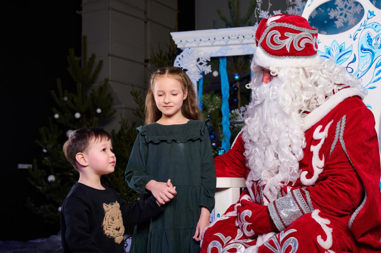 Новогоднюю Резиденцию Деда Мороза в городском ЦКиО посетили уже более 400 ребят.