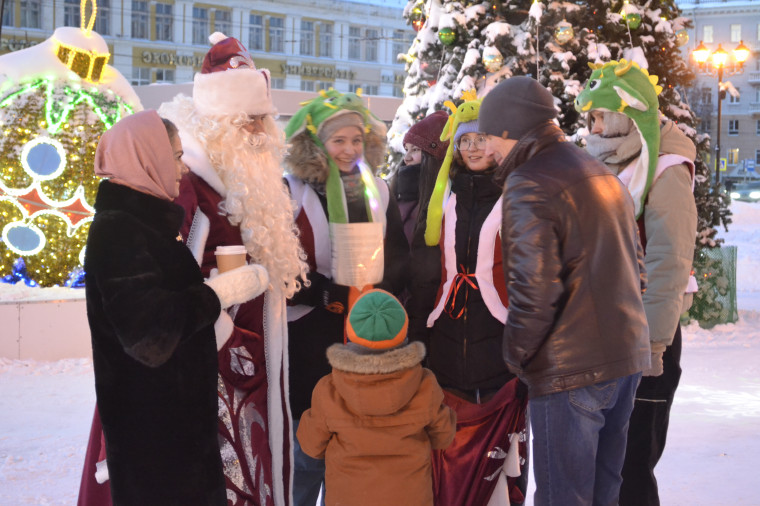 На площади Ленина ивановцев встречал Дед Мороз.