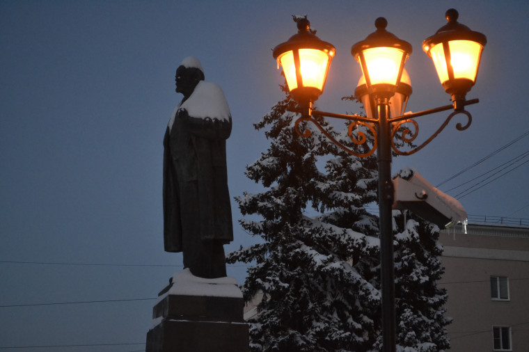 На площади Ленина ивановцев встречал Дед Мороз.