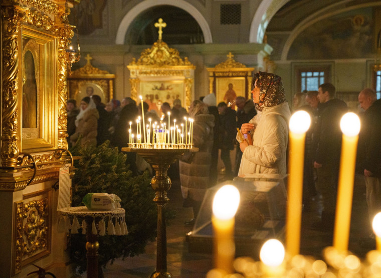 В храмах Ивановской области православные верующие отмечают праздник Рождества.