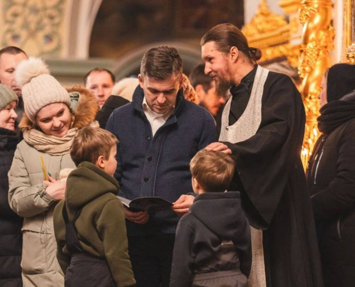В храмах Ивановской области православные верующие отмечают праздник Рождества.