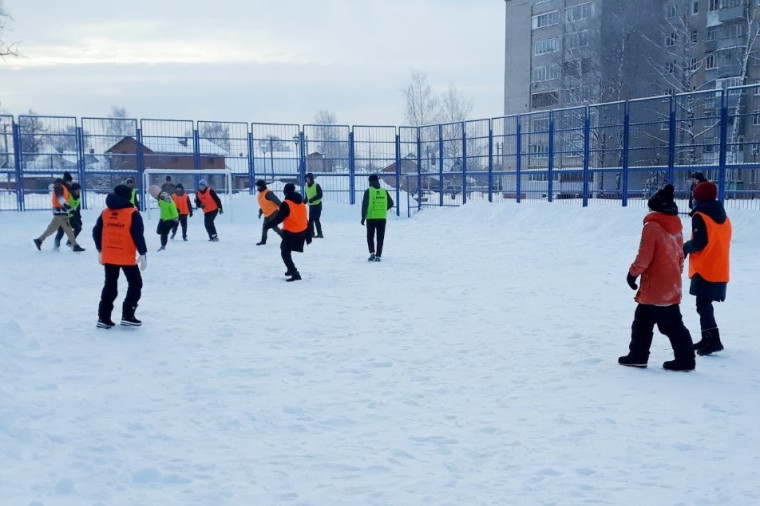 В праздничные дни в ТОСе «Коммунар» состоялся футбольный матч «Отцы и дети».