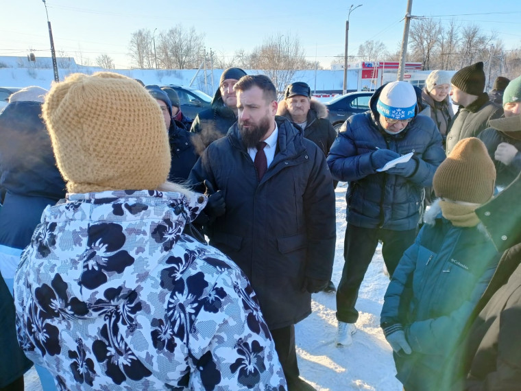 Владимир Шарыпов обсудил с жителями частного сектора расчистку дорог от снега.