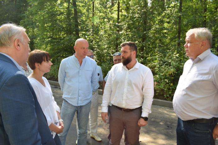 В парке имени Революции 1905 года ремонтируют центральную аллею.