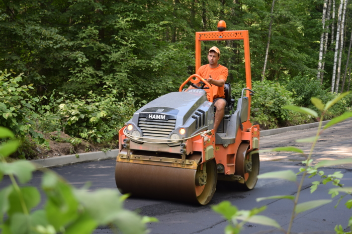 В парке имени Революции 1905 года ремонтируют центральную аллею.