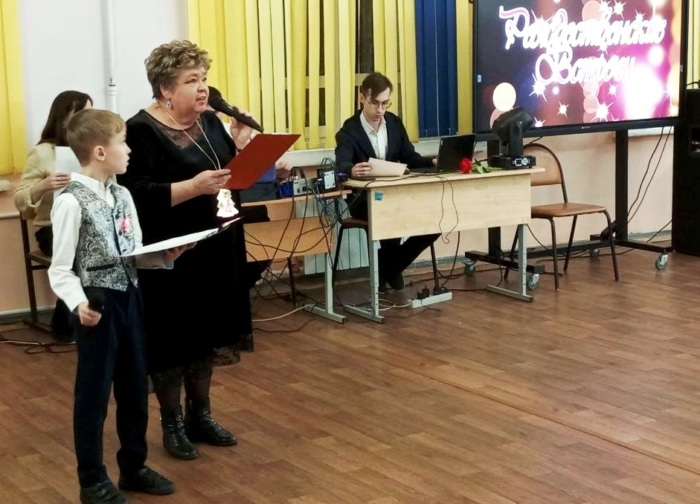 Телеведущий Андрей Малахов поздравил ивановскую школу №26 с зимними праздниками.