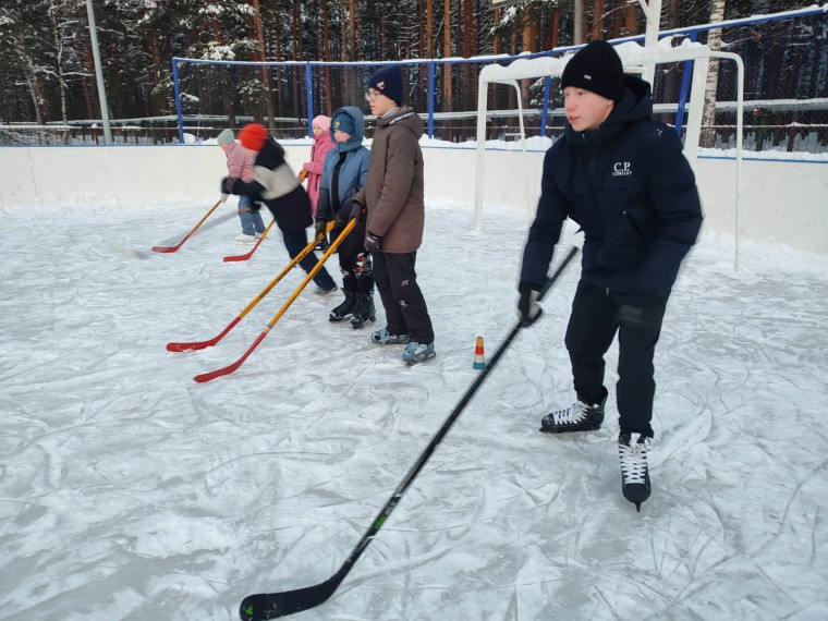 На катке средней школы №41 проходят открытые тренировки по хоккею.