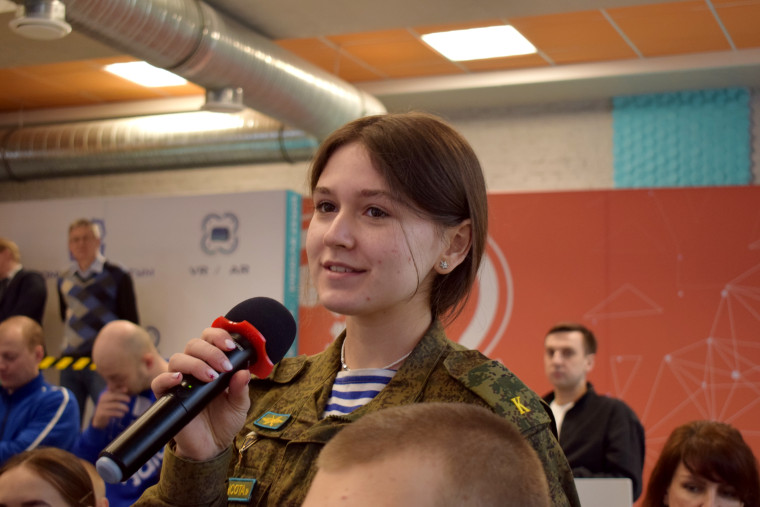 В ивановском Кванториуме прошла встреча военнослужащего РФ с юными патриотами.