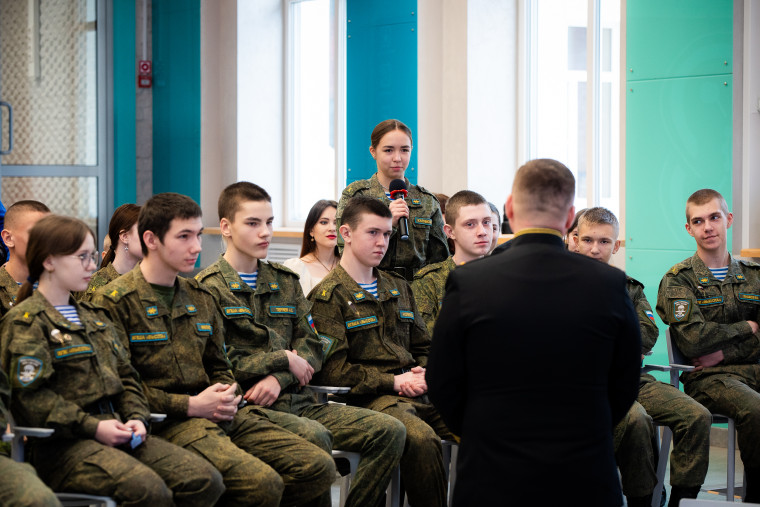 В ивановском Кванториуме прошла встреча военнослужащего РФ с юными патриотами.
