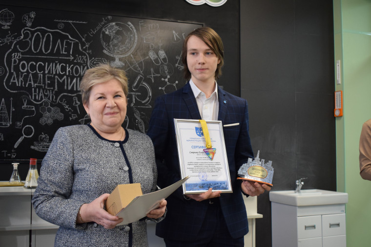 В Иванове вручили премии победителям муниципального этапа Всероссийской предметной олимпиады школьников.