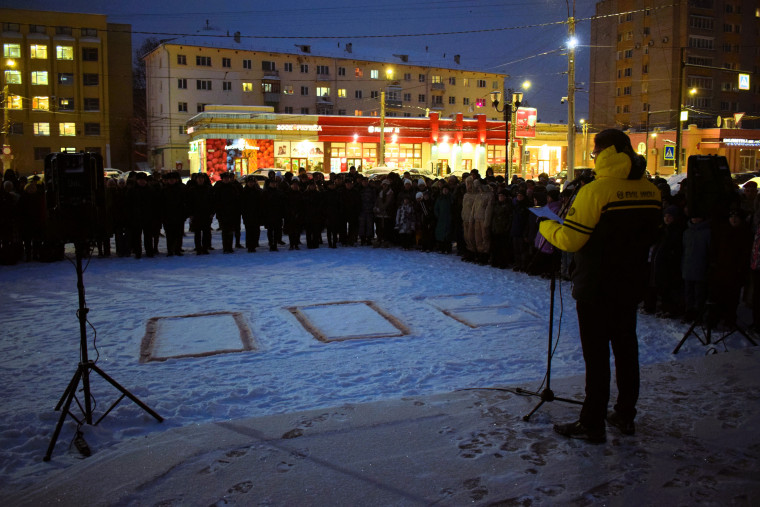 В честь 80-летия полного освобождения Ленинграда от фашистской блокады ивановцы зажгли «900 свечей».
