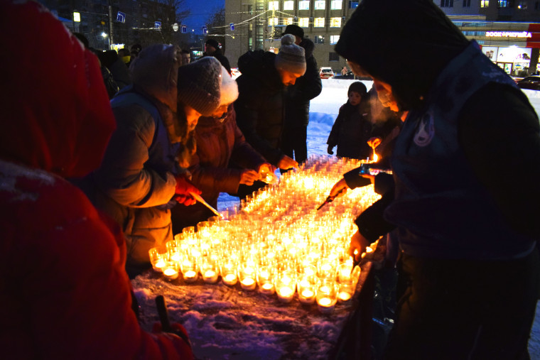 В честь 80-летия полного освобождения Ленинграда от фашистской блокады ивановцы зажгли «900 свечей».
