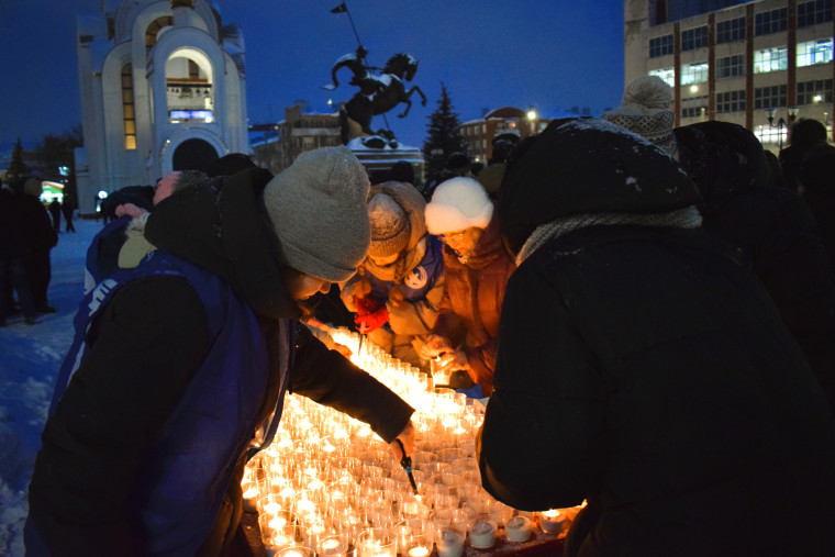 В честь 80-летия полного освобождения Ленинграда от фашистской блокады ивановцы зажгли «900 свечей».