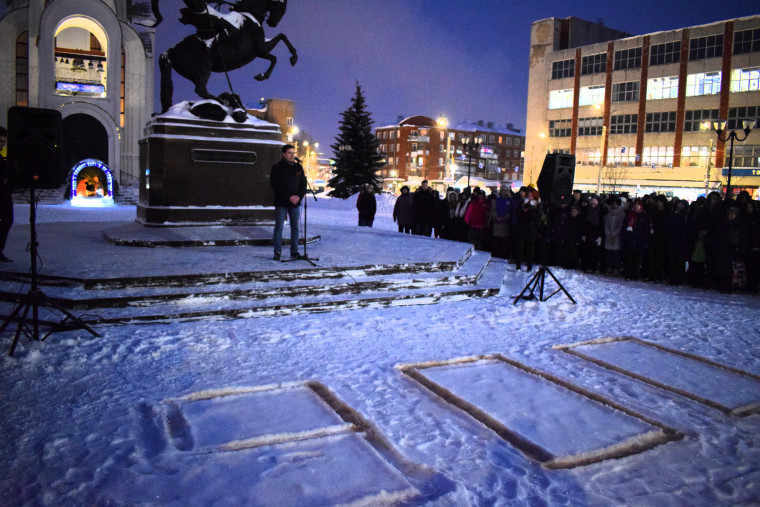В честь 80-летия полного освобождения Ленинграда от фашистской блокады ивановцы зажгли «900 свечей».