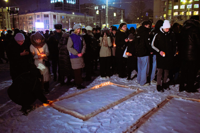 В честь 80-летия полного освобождения Ленинграда от фашистской блокады ивановцы зажгли «900 свечей».