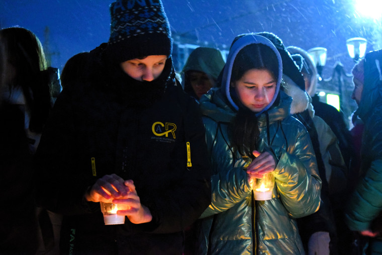 В честь 80-летия полного освобождения Ленинграда от фашистской блокады ивановцы зажгли «900 свечей».