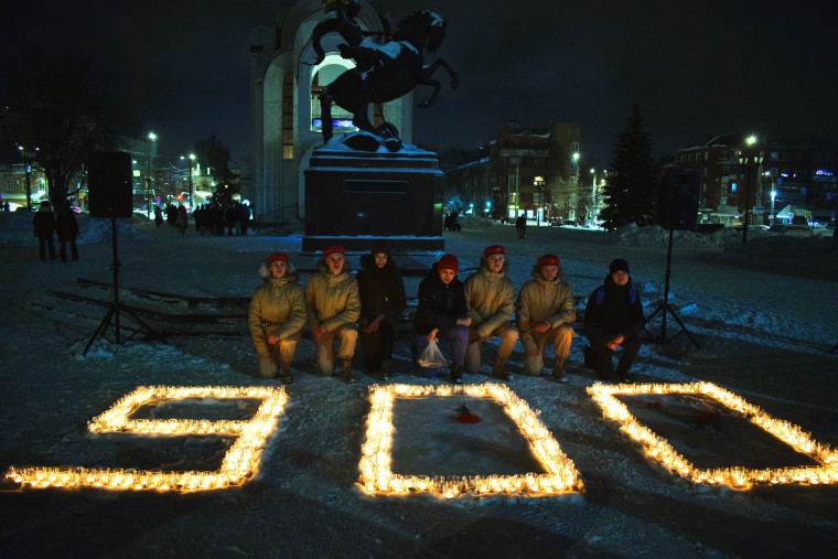 В честь 80-летия полного освобождения Ленинграда от фашистской блокады ивановцы зажгли «900 свечей».