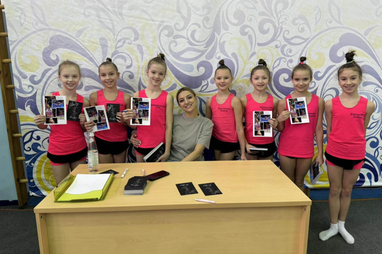 Олимпийская чемпионка Евгения Канаева провела мастер-класс по художественной гимнастике для юных ивановских спортсменок.