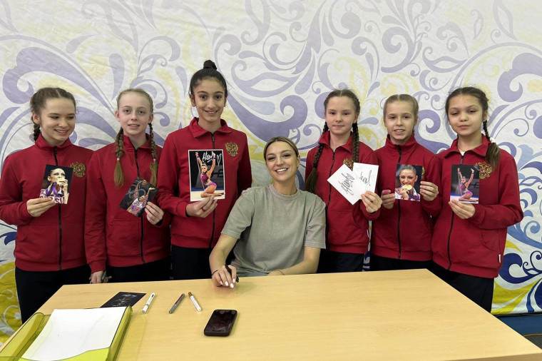 Олимпийская чемпионка Евгения Канаева провела мастер-класс по художественной гимнастике для юных ивановских спортсменок.