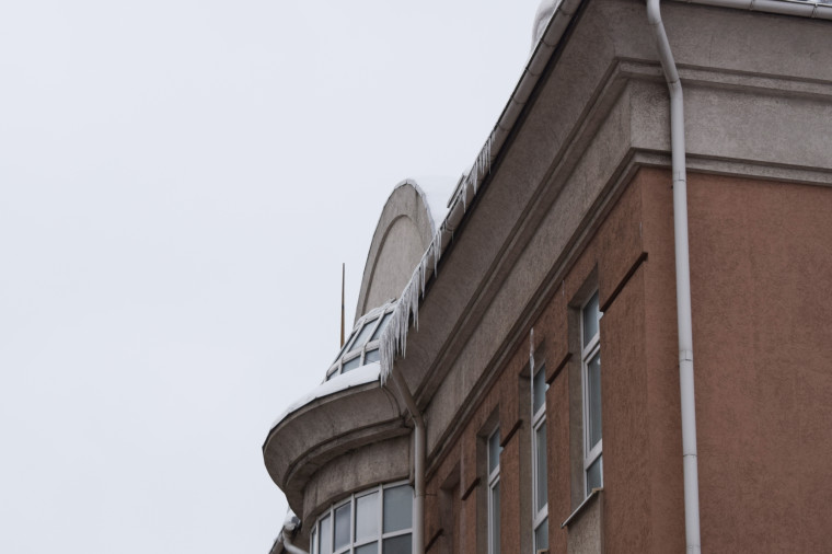 Собственники зданий обязаны своевременно ликвидировать снег и наледь с крыш.