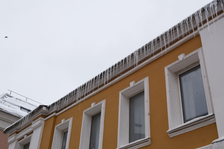 Собственники зданий обязаны своевременно ликвидировать снег и наледь с крыш.