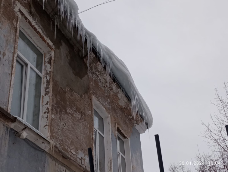 Собственники зданий обязаны своевременно ликвидировать снег и наледь с крыш.